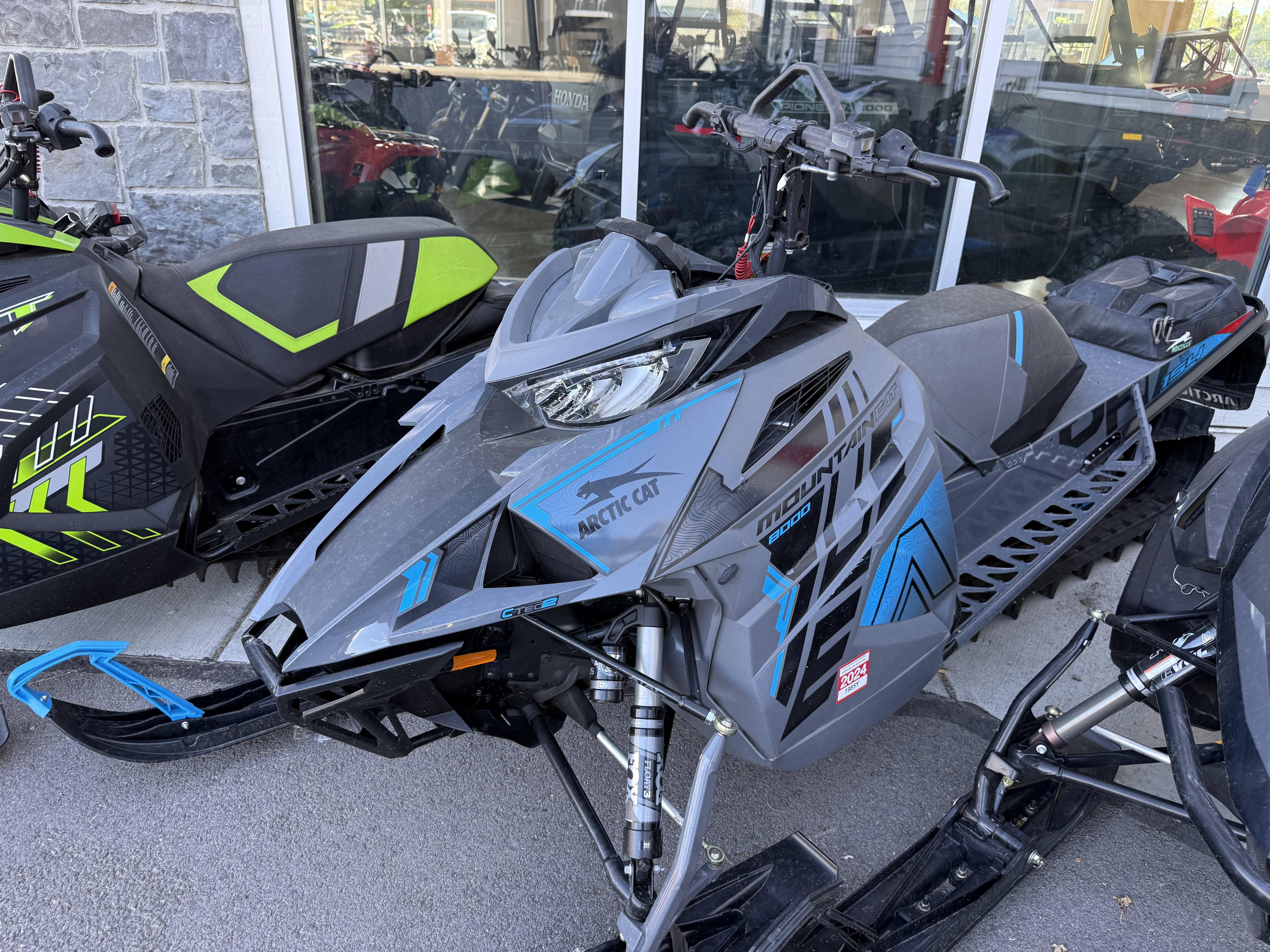 2022 ARCTIC CAT M 8000 Mountain Cat Alpha One SNOWMOBILE